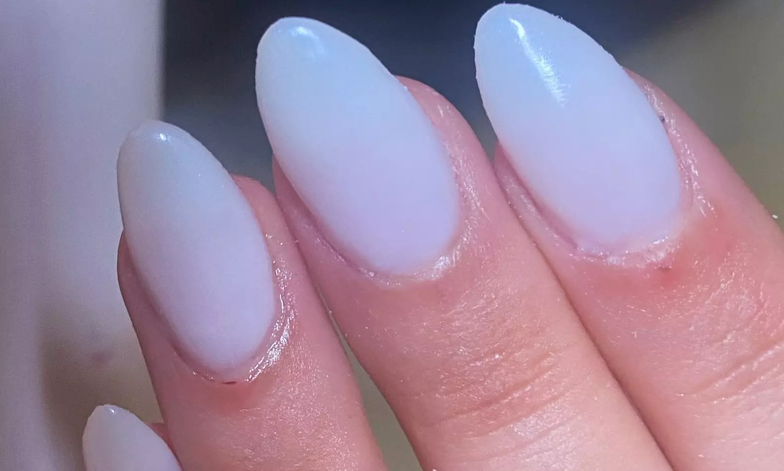 Beauté des mains avec vernis semi-permanent, gainage ou rallongement