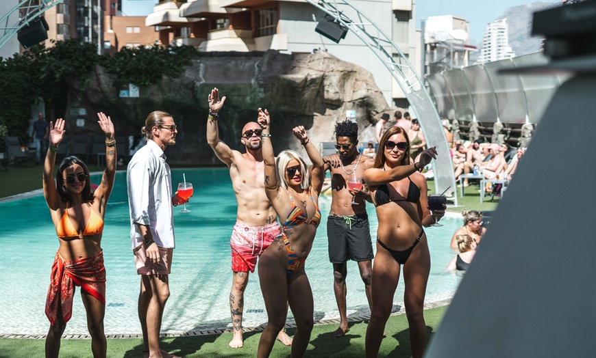 Image 9: Acceso a resort con fiesta, DJ, gogós, pool party y consumiciones