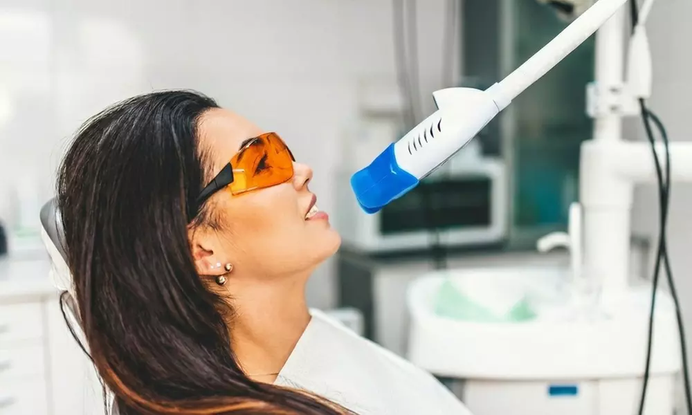 Kosmetisches Zahn-Bleaching und Microneedling für 1 Person