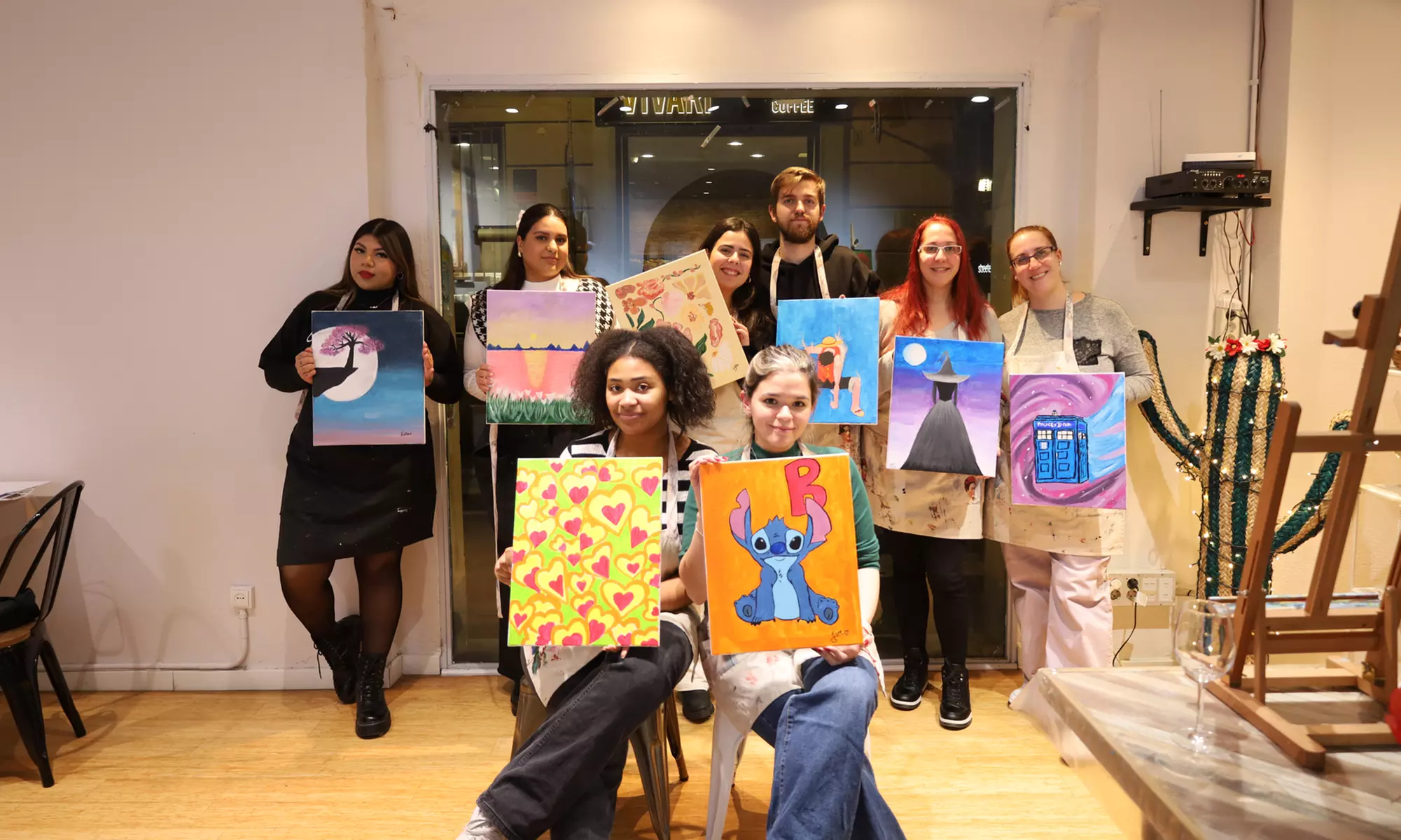 Arte, snacks y bebida en experiencias creativas o premium