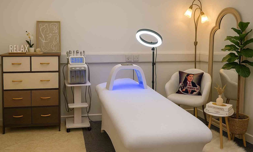 Image 4: 1 or 3 60-Minute Luxury HydraFacial with LED Mask