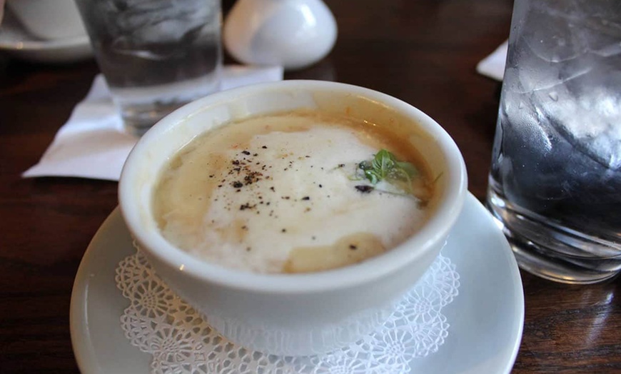 Image 2: Enjoy Charleston's Secret Food Tour with Upgraded Drinks Package