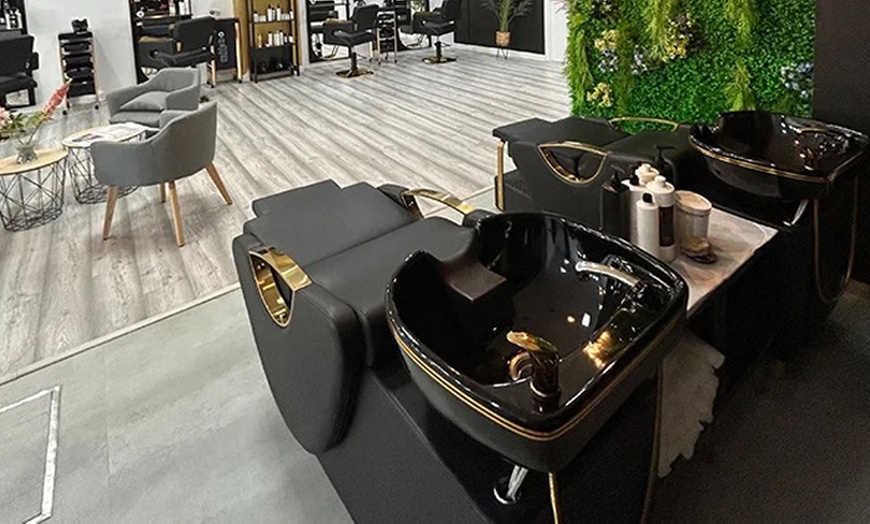 Image 4: Lavado, corte de puntas y secado, con tinte o reflejos clásicos