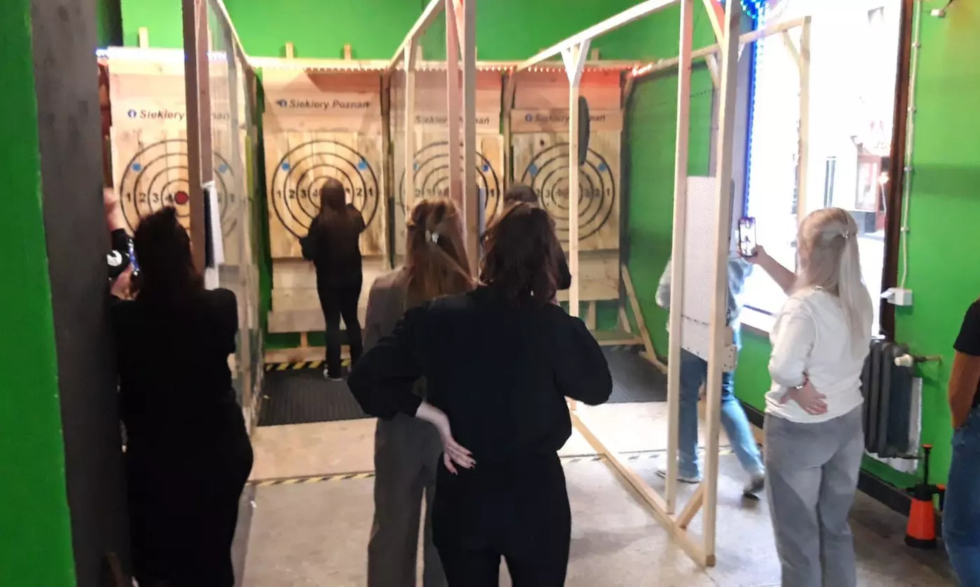 Rzucaj siekierkami, nożami i shurikenami: 60 lub 90 minut adrenaliny