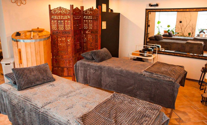 Image 1: Luksus dla dwojga: 2-godzinne rytuały z aromatycznymi masażami i sauną