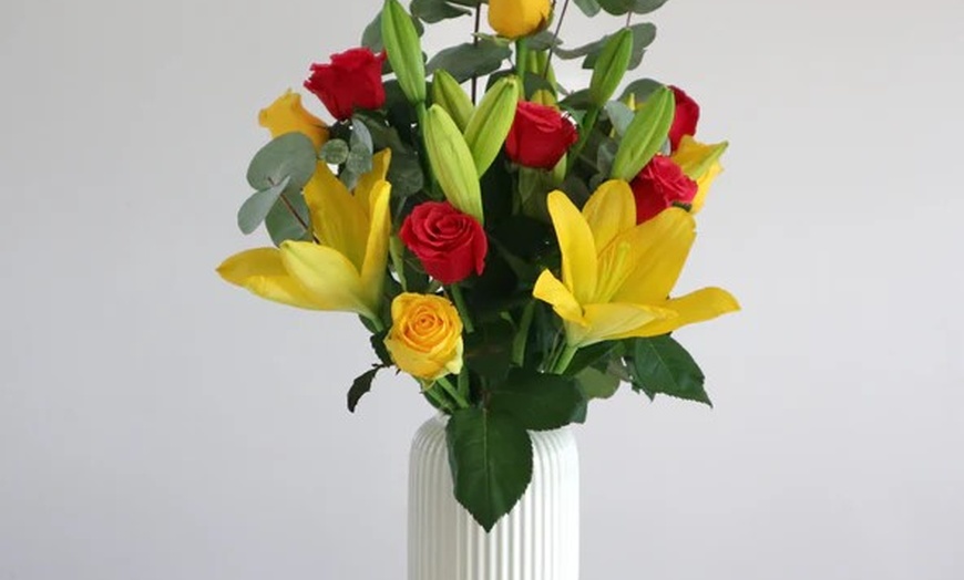 Image 3: Mothers Day & Seasonal Letterbox Flowers from Box & Blume