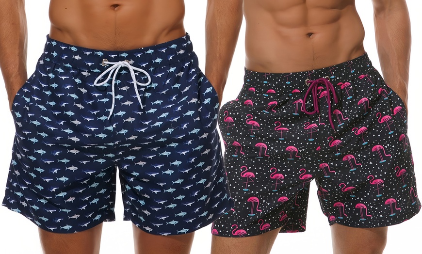 Image 1: Short de bain pour homme à motifs poissons ou flamants roses