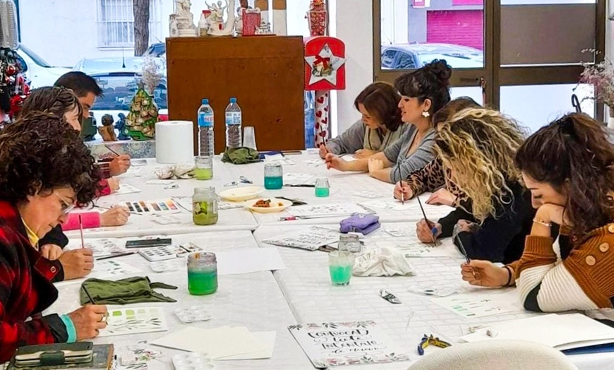 Image 2: Taller de Decoupage con vino y aperitivo para 1 o 2 personas