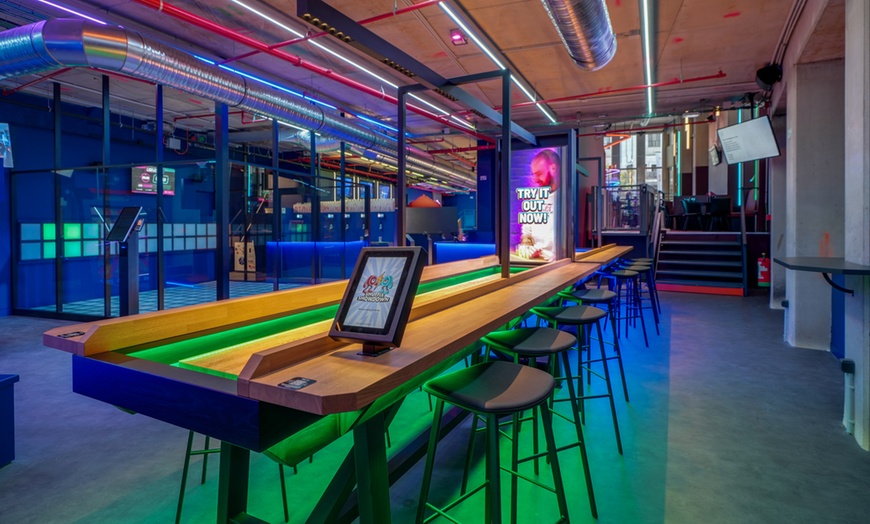 Image 6: Plaisir pour tous : mini-golf, fléchettes, shuffleboard ou color fun