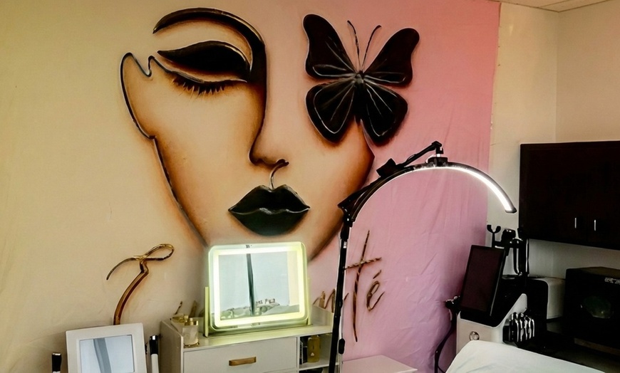 Image 2: One, Two, or Three 60-Minutes Belle Hydra Rejuvenation Sessions