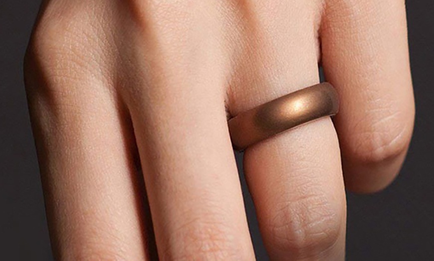 Image 4: 7 Pack Women's Silicone Wedding Bands Set Colorful Rubber Rings