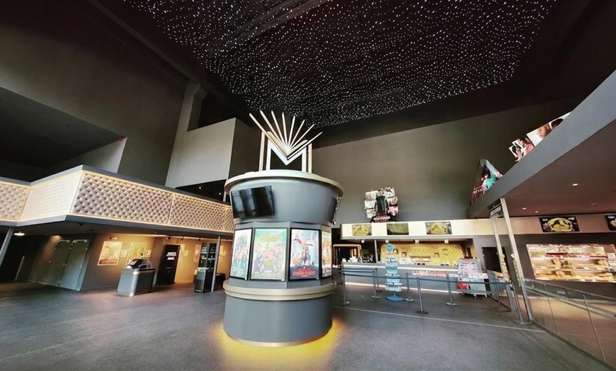 Image 3: Une place de cinéma avec popcorn pour découvrir les films du moment