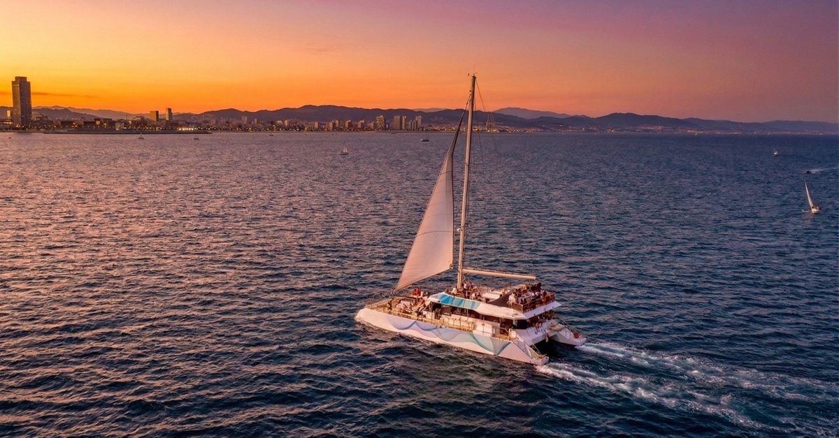 Paseo en catamarán al atardecer en Barcelona