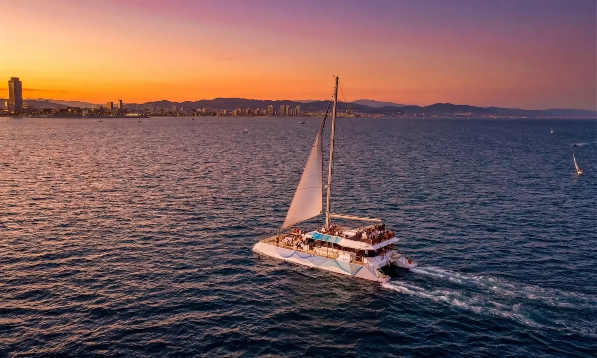 Catamarán al atardecer en Barcelona para 1, 2 o 4 personas