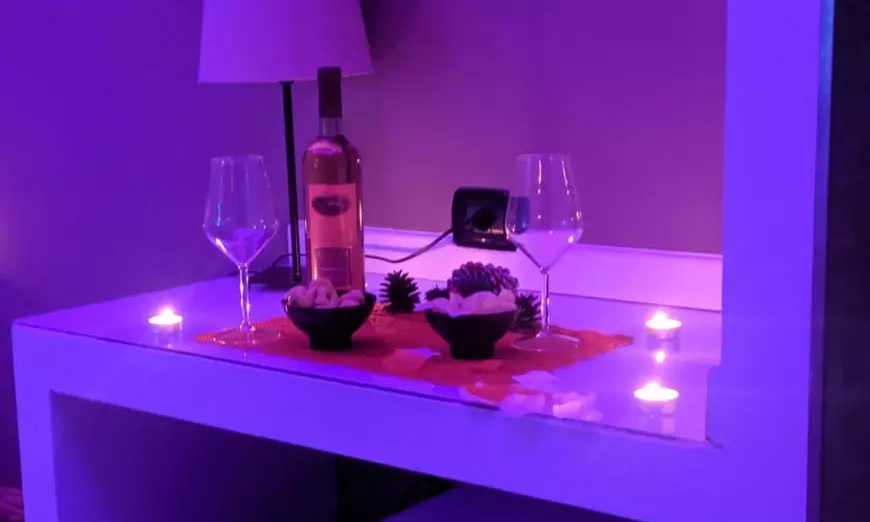 Image 9: Napoli: Suite Deluxe o camera King con colazione e aperitivo