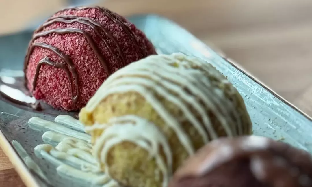 Knödel-Spezialität: Süße Knödel mit Füllung & Getränk in München