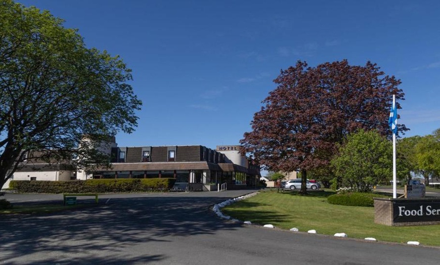 Image 2: West Lothian: 1-3 Night Stay with Breakfast and Late check-out