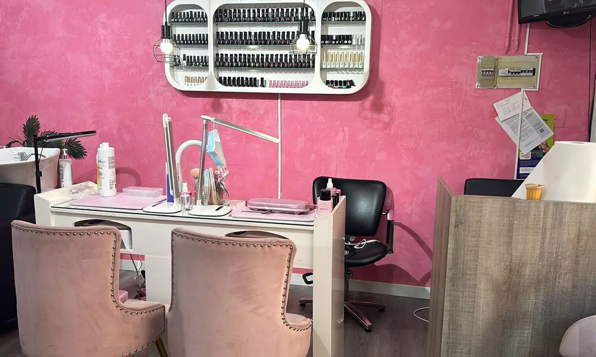 Manicura y pedicura con esmaltado normal o semipermanente