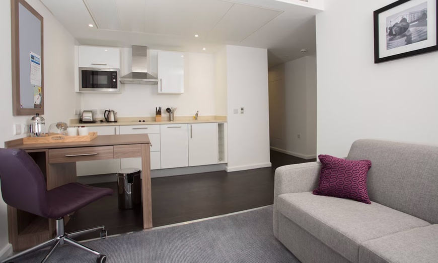 Image 3: Birmingham: 4* Studio Suite Room with Breakfast and a Bottle of Wine