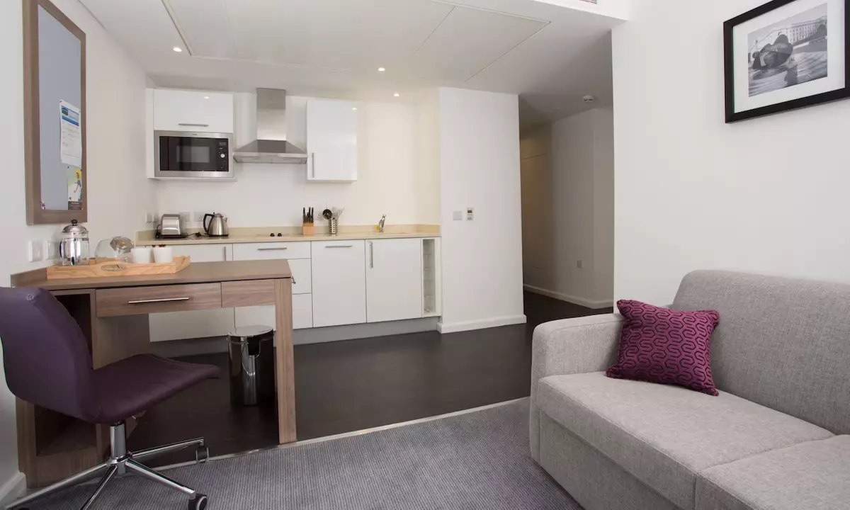 Birmingham: 4* Studio Suite Room with Breakfast and a Bottle of Wine