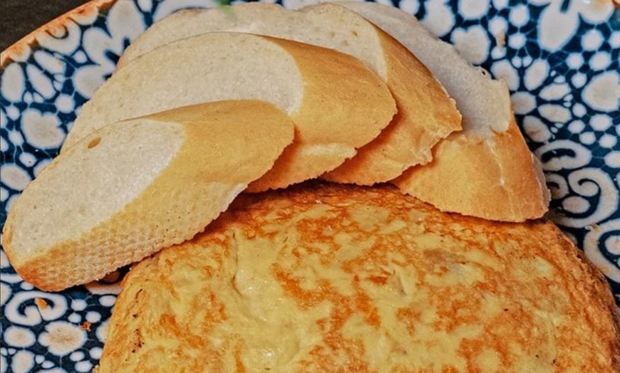 Image 26: Menú mediterráneo con postre y bebida o botella de vino para 2 o 4