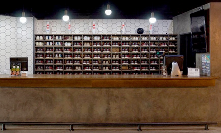 Image 4: 2 partidas de bolos, perrito y bebida (1 a 4 personas)