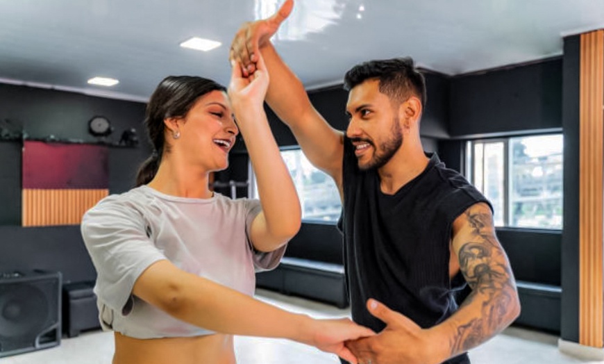 Image 1: Bono de 4, 8, 16 o 24 clases de baile a elegir para 1 persona