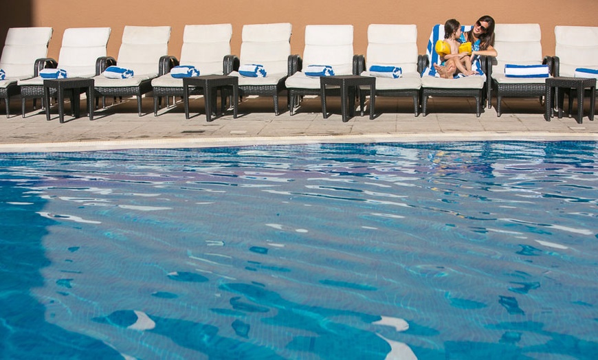 Image 7: Pool and Fitness Facilities Access at Pool Bar at 4* Two Seasons Hotel