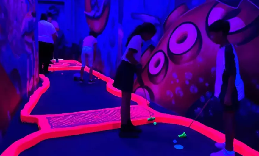 Image 2: Demuestra tus dotes jugando al minigolf en un circuito de 9 o 12 hoyos