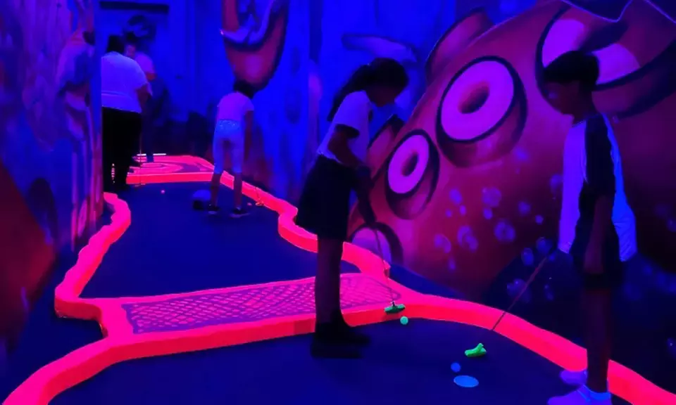 Demuestra tus dotes jugando al minigolf en un circuito de 9 o 12 hoyos