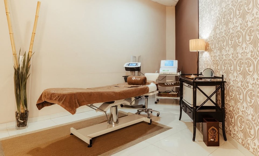 Image 1: Limpieza facial con microdermoabrasión, peeling enzimático, led y más