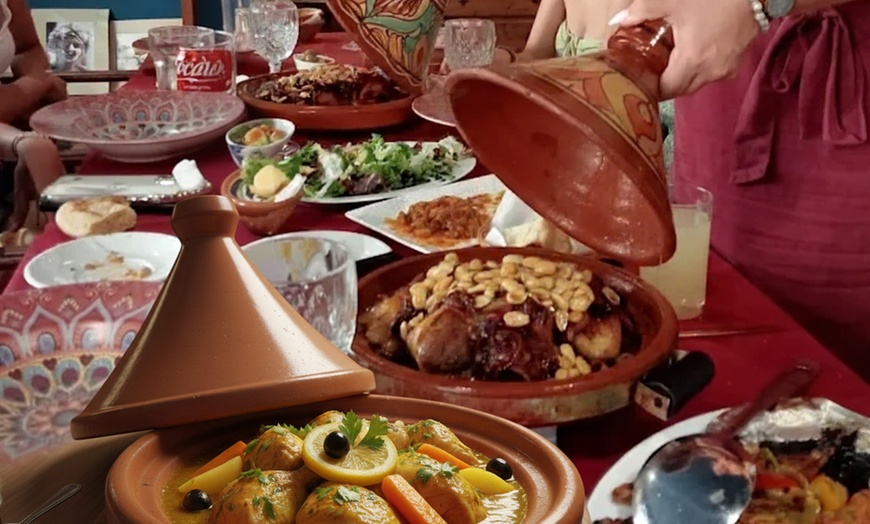 Image 1: Velada árabe para 2 o 4 personas, con opción a menú y espectáculo de danza del vientre; ahorra hasta un 56%