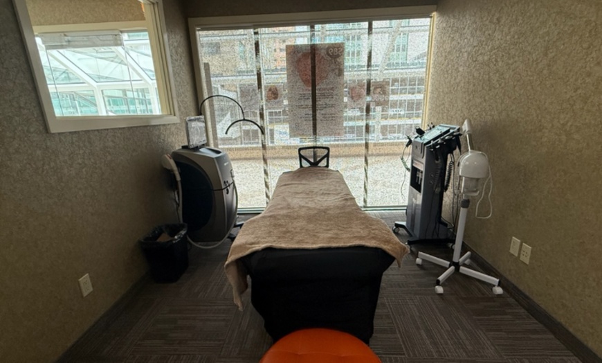 Image 2: Melt, Sculpt & Define: 60-Min Laser Lipo + Cavitation