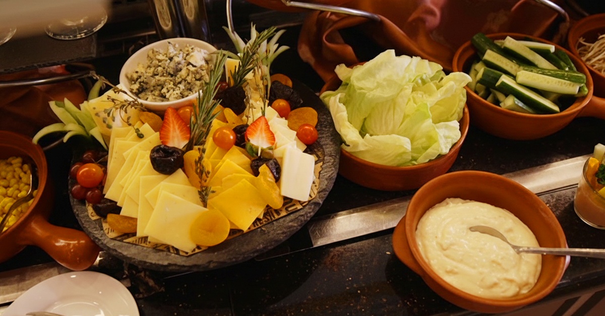 Savor 4* Buffet Lunch Or Dinner For A Kid, Or One, Two, Or Four Adults Savor 4* Buffet Lunch Or Dinner For A Kid, Or One, Two, Or Four Adults