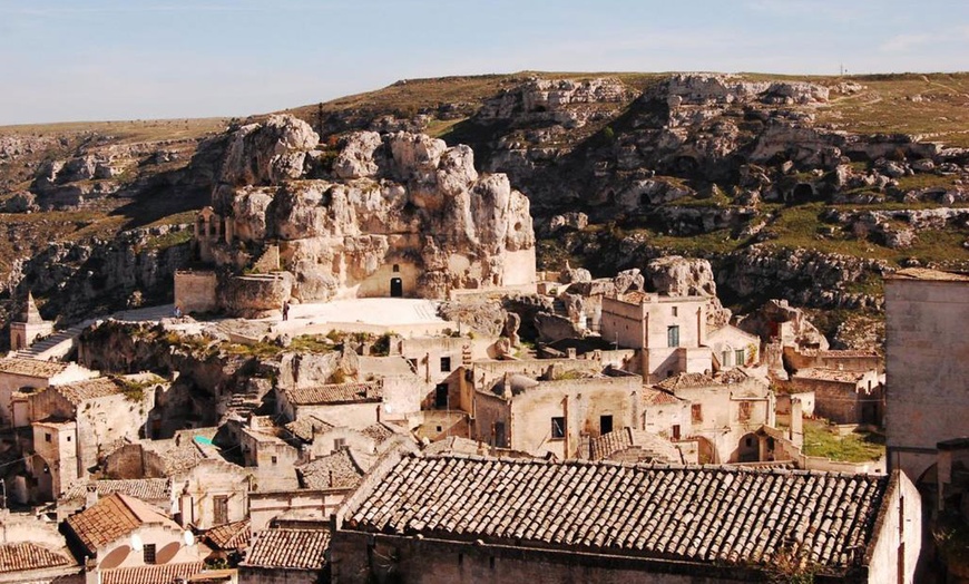 Image 1: Matera: soggiorno di 1 o 2 notti con colazione e tour dei Sassi