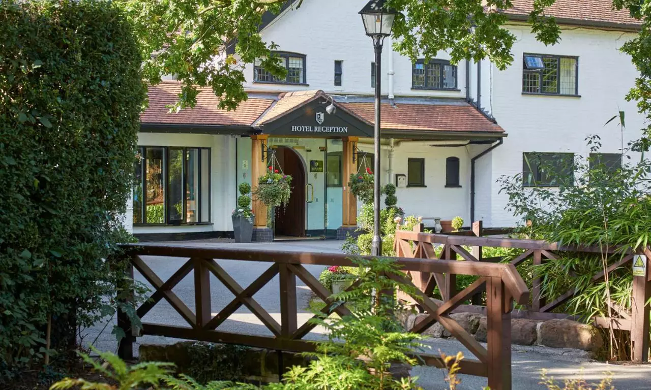 Chester: Spa Stay for 2 with Breakfast, Prosecco & 25-Minute Treatment