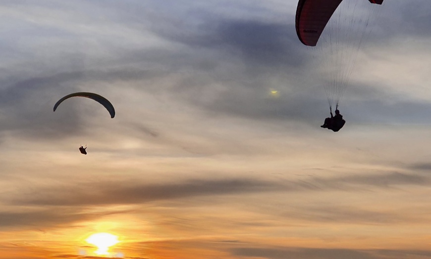 Image 1: Vuelo biplaza en parapente para 1 persona, opcional con vídeo