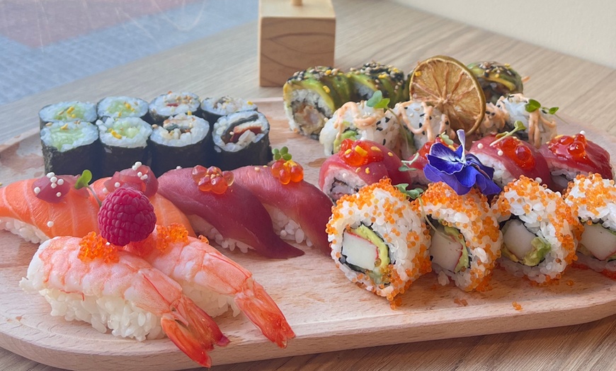 Image 1: Mix de 10, 24 o 30 piezas de sushi con bebida para 2 o más personas