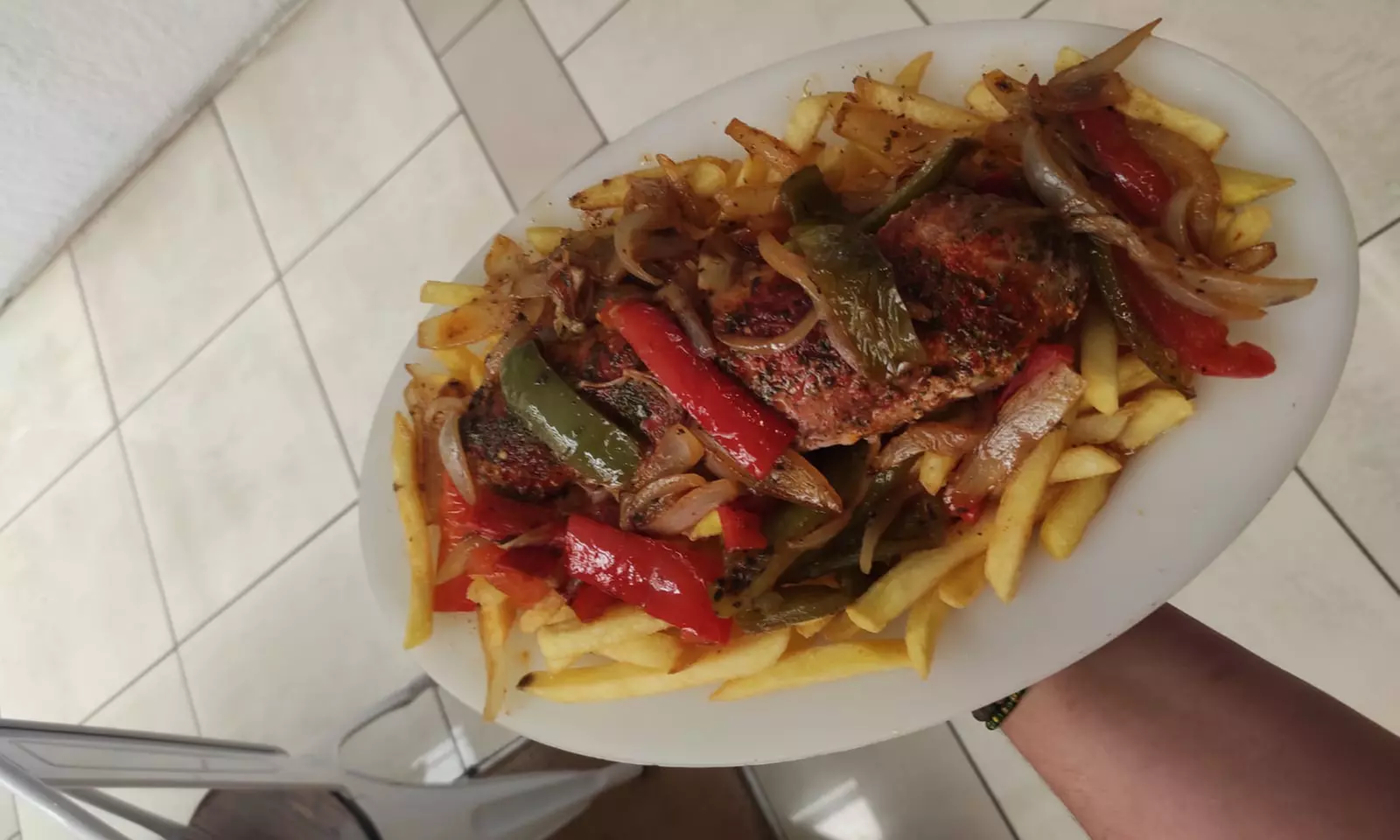 Mariscada o bandeja de mejillones o marisco con botella de vino para 2