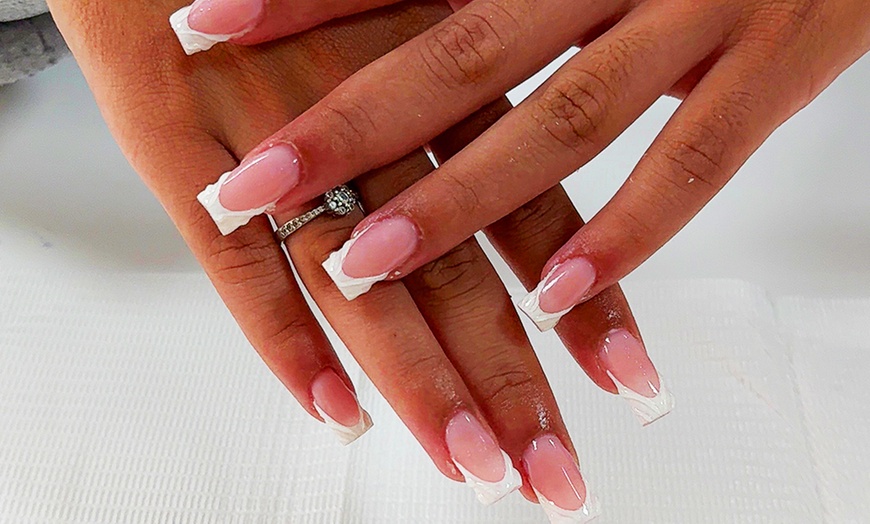 Image 1: Beauté des mains classique avec nail art chez Wellness DailyPamper

