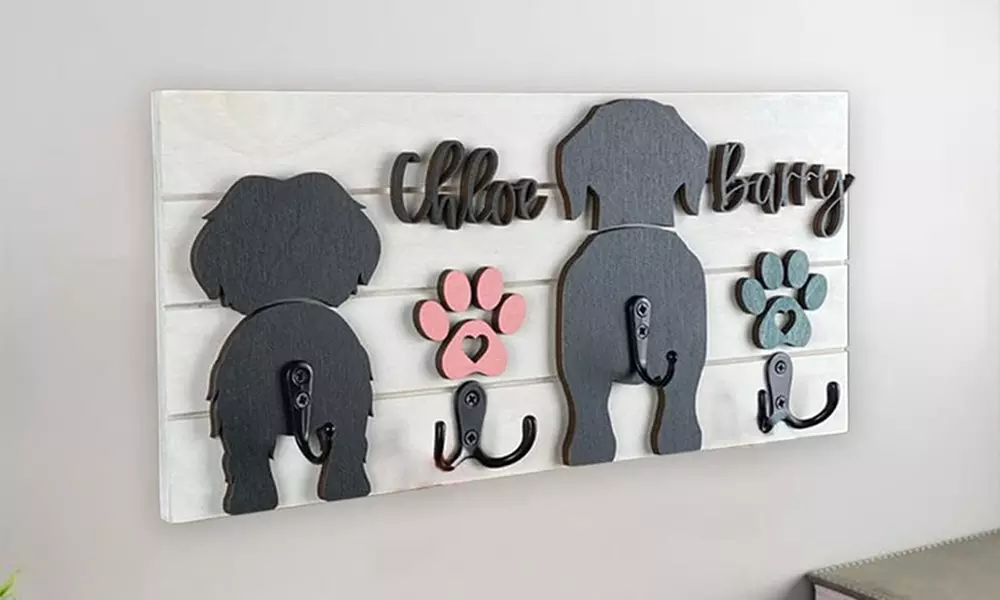 Personalisiertes Schlüsselbrett aus Holz mit Namen in Design nach Wahl