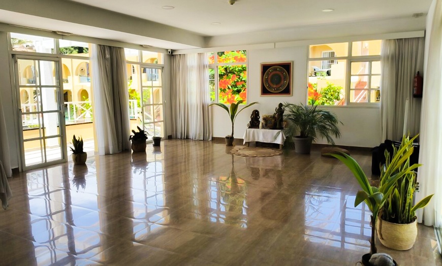 Image 2: Masaje con cuencos sonoros y reflexología podal para 1 o 2 personas 