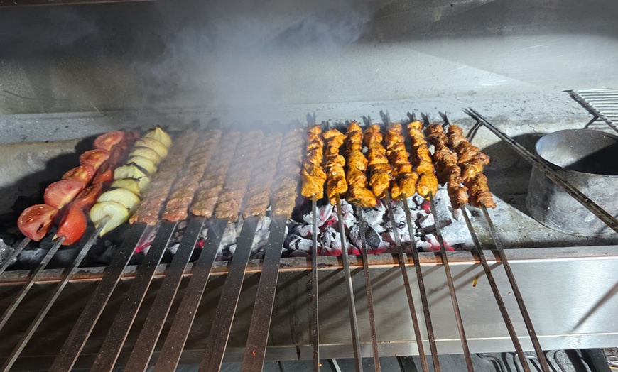 Image 4: Proef rijke Syrische smaken met lamsvlees, kip en geurige bijgerechten