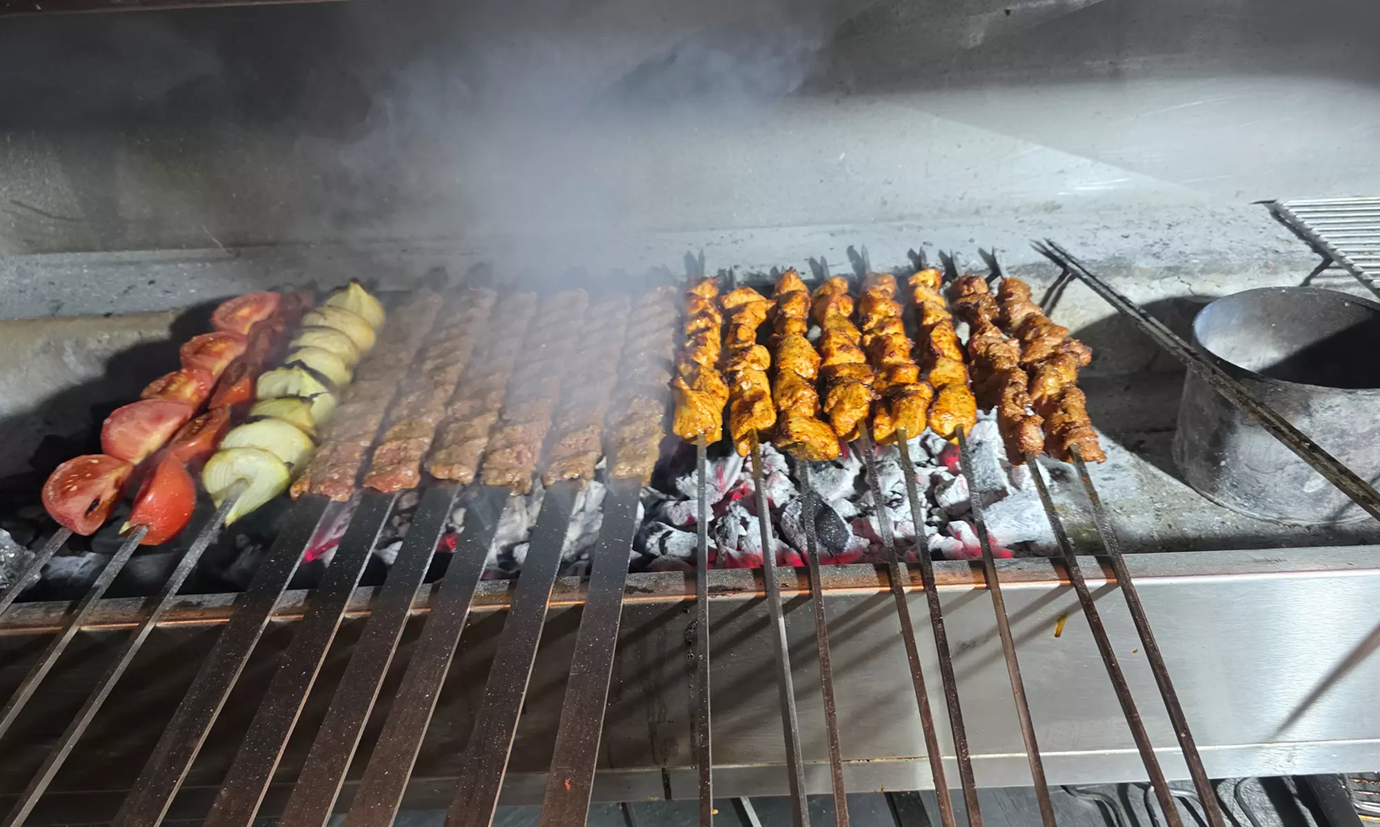 Proef rijke Syrische smaken met lamsvlees, kip en geurige bijgerechten