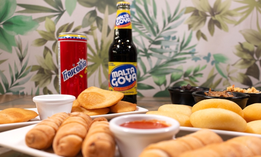 Image 3: Menú venezolano de arepas o parrillada a elegir para 2 o 4 personas