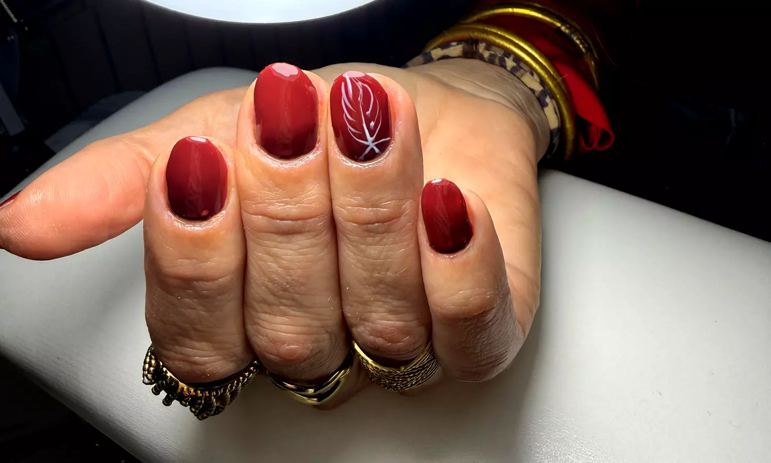 Sesión de manicura y/o pedicura con semipermanente o tradicional