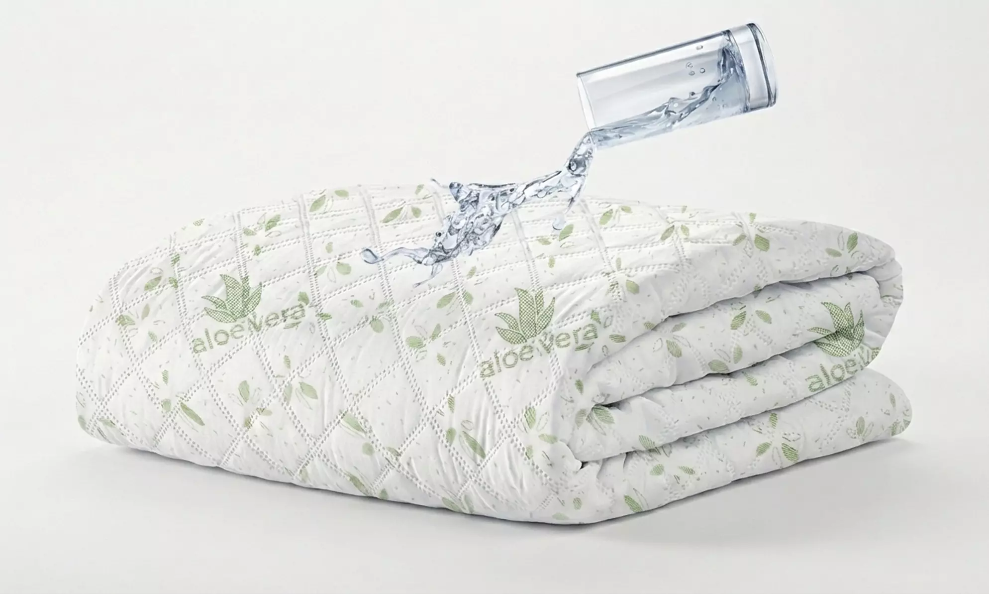 Protector de colchón disponible en tres acabados y tamaños a elegir - Primary Image