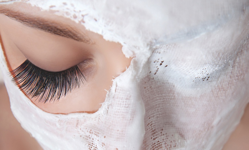 Image 3: Relaxing 60 minute Head & Foot Spa / Deluxe Pamper Package