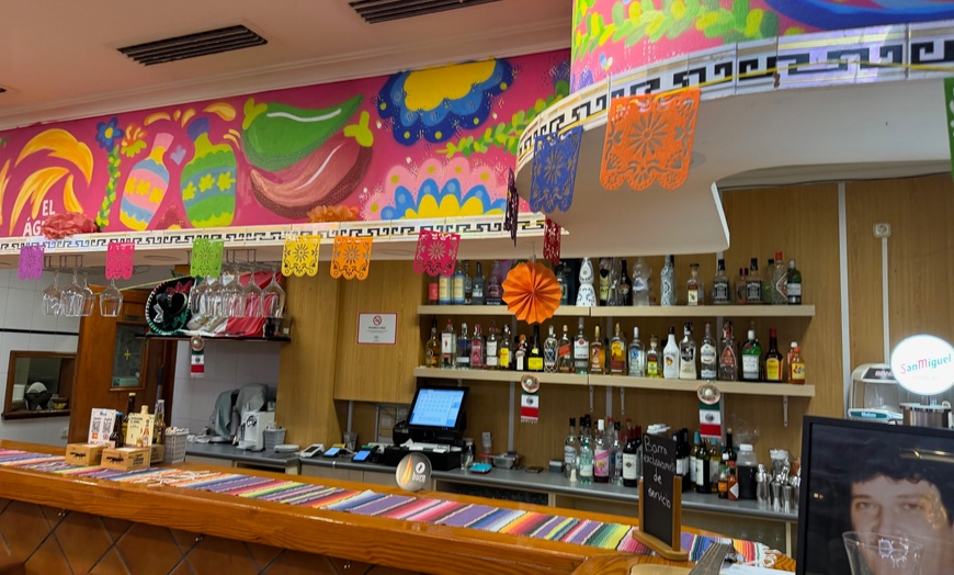 Image 2: Menú mexicano para 2 o 4 con nachos, tacos y margaritas o refrescos