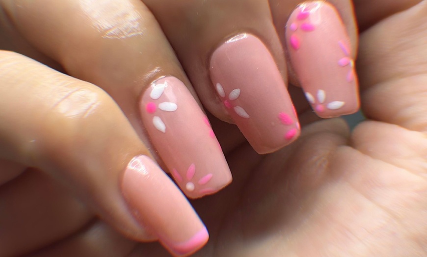 Image 7: Pose vernis semi-permanent sur mains et/ou pieds avec Anne Rzo Beauty